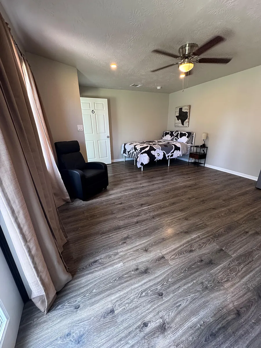 Building Photo - Oak Leaf Ln