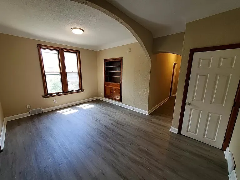 576 Bay St — Photo 6