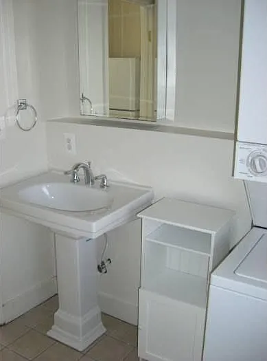 bathroom w/washer dryer