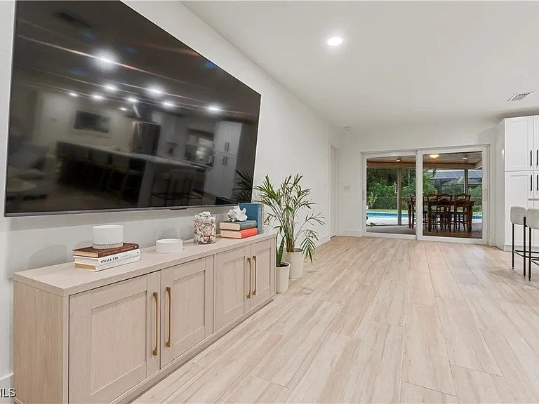 2412 La Salle Ave — Photo 34