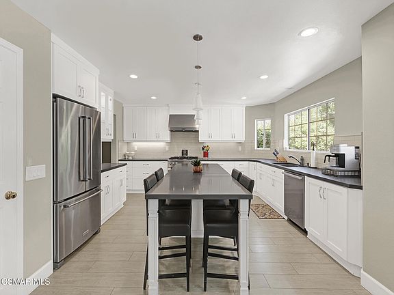 5th image of 780 Covewood St