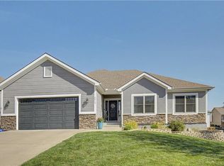 2315 NW Hedgewood Dr, Grain Valley, MO 64029