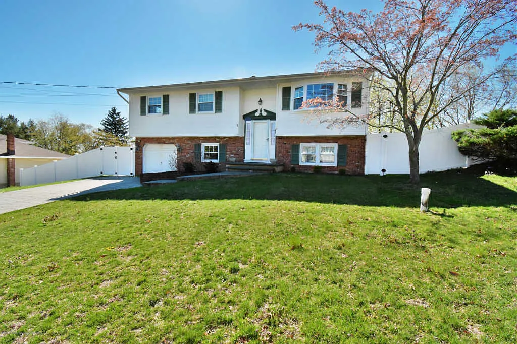 15 Lexington Rd photo 1