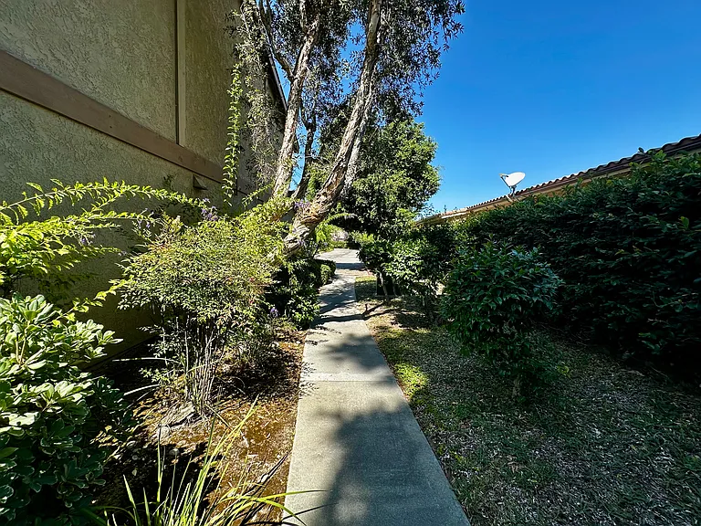 2447 Huntington Dr #11 — Photo 18
