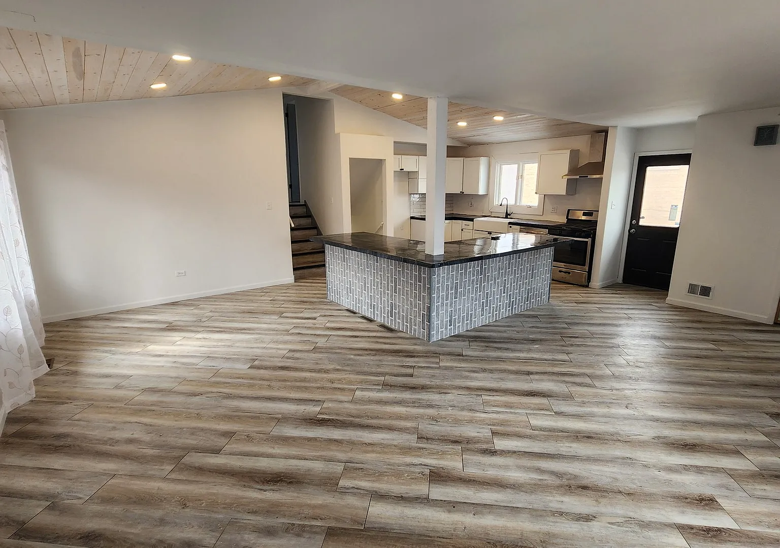 4 bed, 1323 sqft, $2,750 — Photo 3