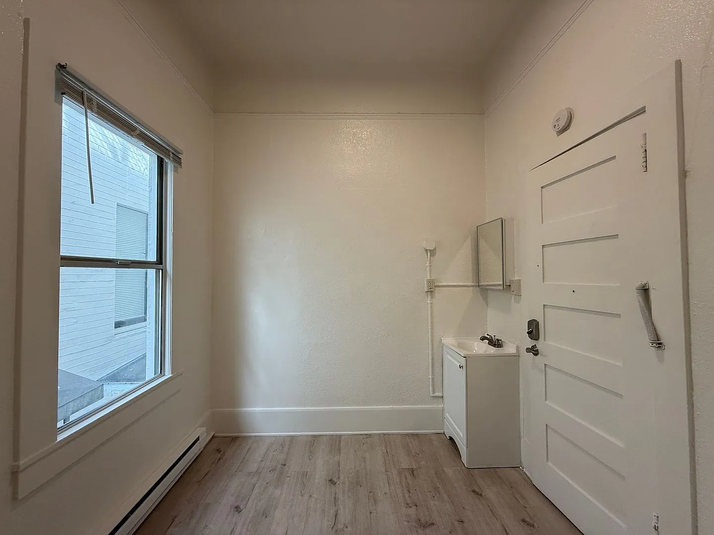 One Month Free!! Centrally Located, Renovated SRO near Financial District & Chinatown! — Photo 3