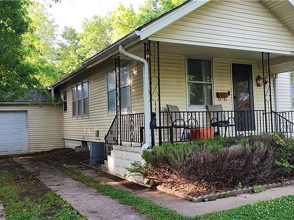 2nd image of 209 E Belleville St
