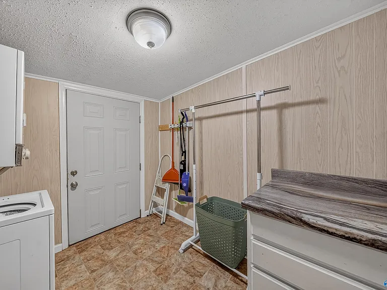 1231 Oshaughnessy Ave NE — Photo 26