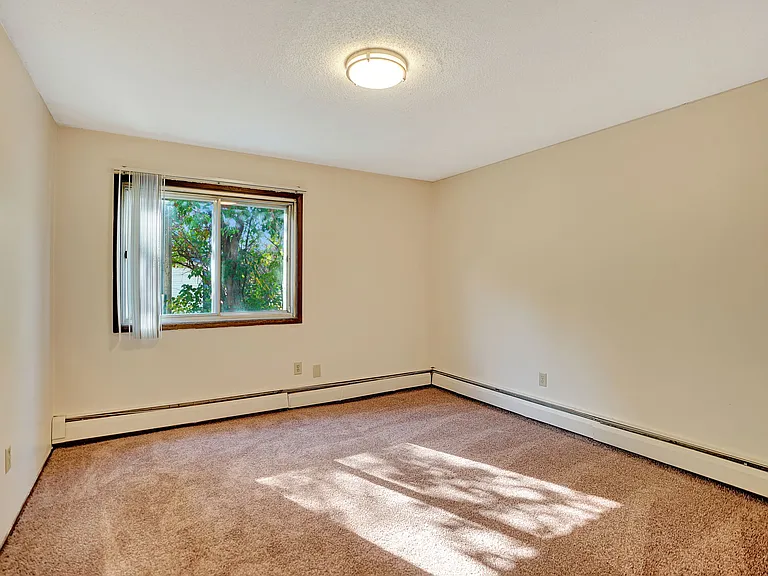 Hennepin Apartments — Photo 27