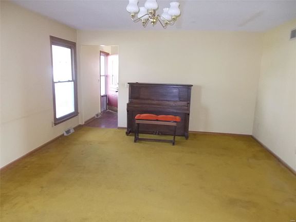 3rd image of 1058 Bishop Ln