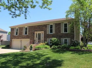 495 S Garden Ave, Roselle, IL 60172