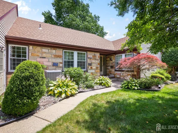 2 Winslow Rd, Monroe Township, NJ 08831
