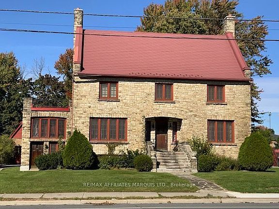 2nd image of 425 2nd St E