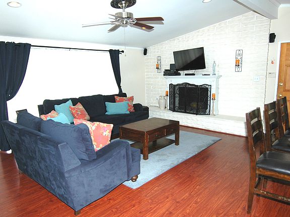 3rd image of 1537 N Sunset Ave