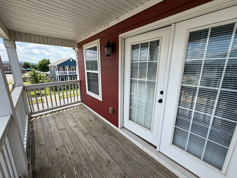 537 Keats Dr — Photo 2