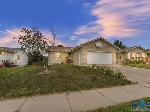 410 W 8th St, Dell Rapids, SD 57022
