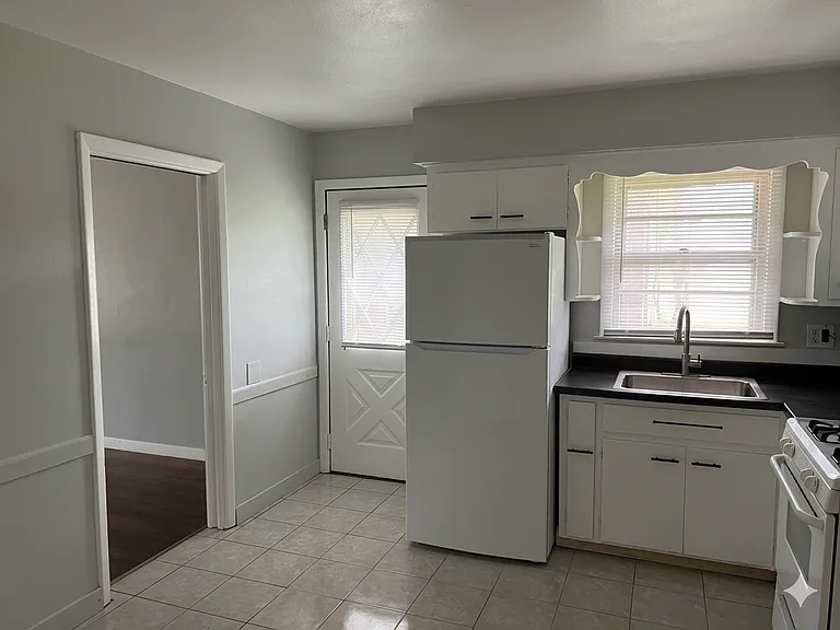 2429 Jonathan Ave — Photo 4