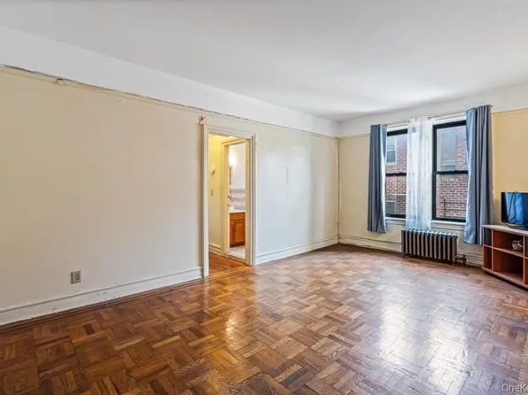 155-17 Sanford Avenue image 8 of 17