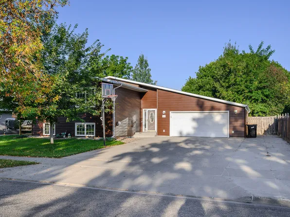 418 Munich Dr, Bismarck, ND 58504