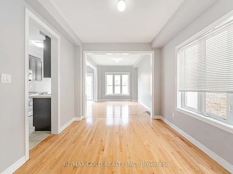 67 Yardley Cres — Photo 9