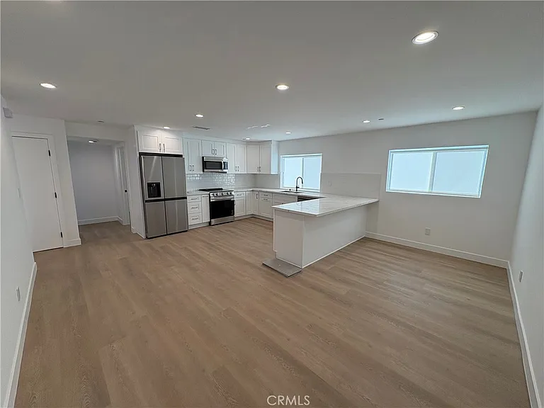 14165 Calvert St — Photo 4