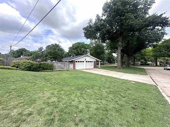 3rd image of 2400 Mockingbird Ln