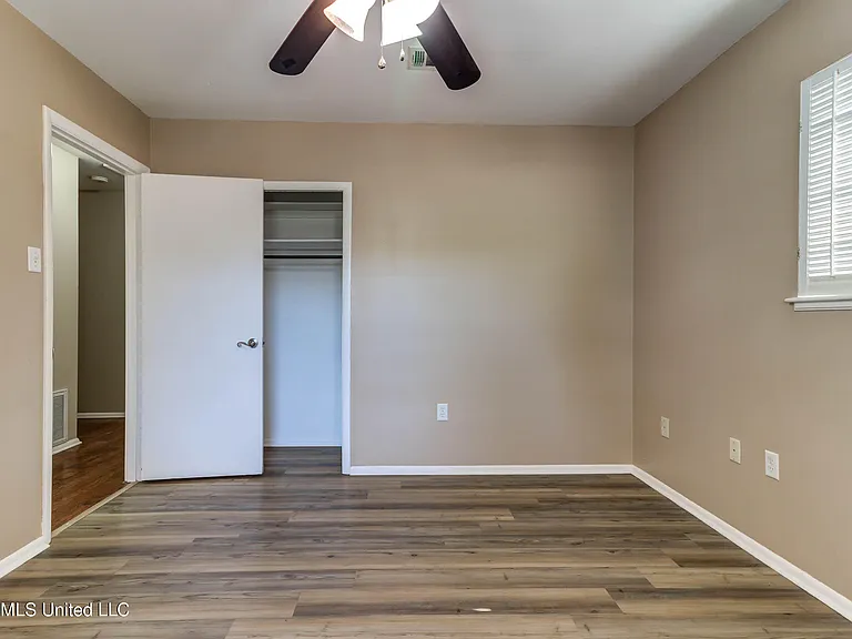 2323 Middlecoff Dr — Photo 31