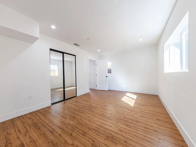 Luxury 3 & 4 Bed Townhomes | Walk to NoHo Arts District + Toluca Lake — Photo 23