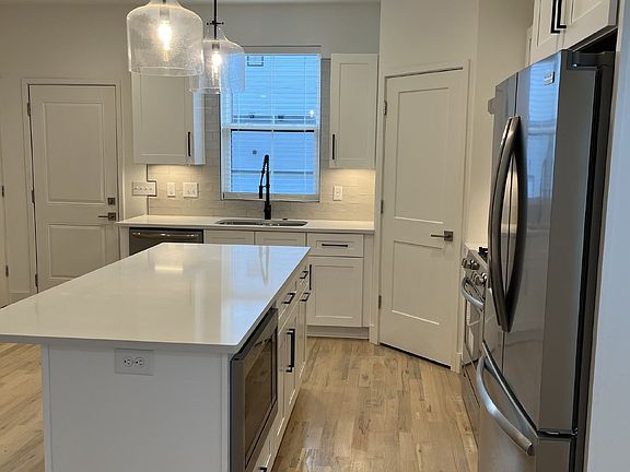5th image of 405 Marshall St Unit 9