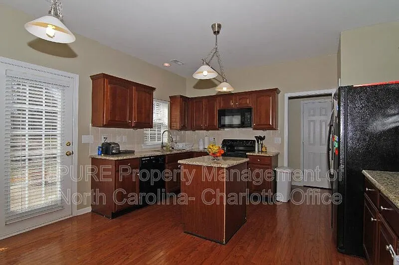 5 bed, 2.5 bath, 2600 sqft, $2,699 — Photo 2