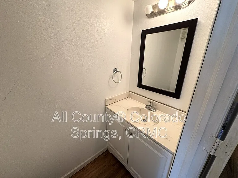 565 W Dale St — Photo 7