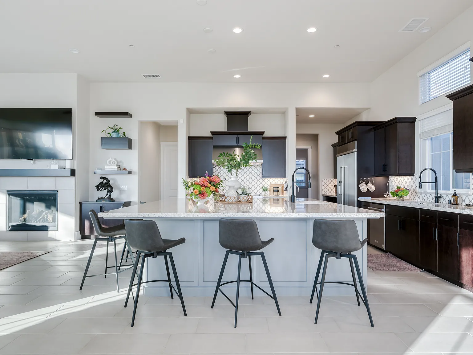 6 bed, 3473 sqft, $9,800 — Photo 2