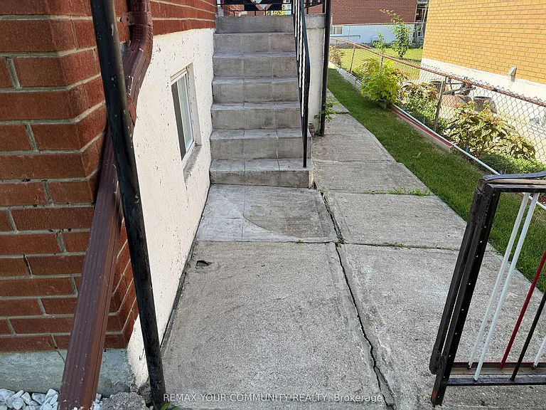 300 Driftwood Ave #UPPER — Photo 7