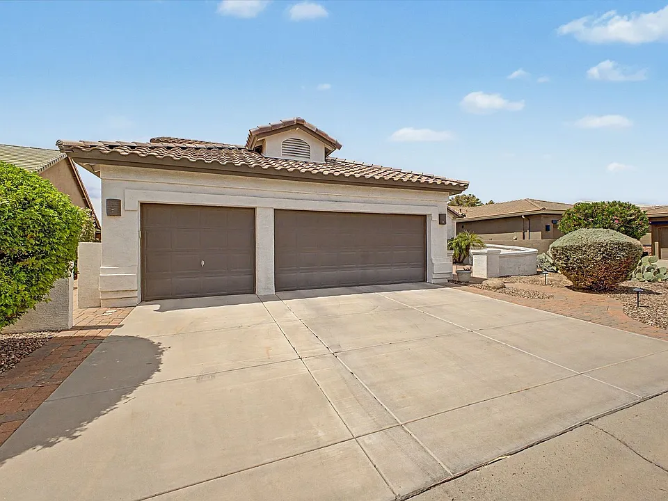 24320 S Lakeway Cir SW