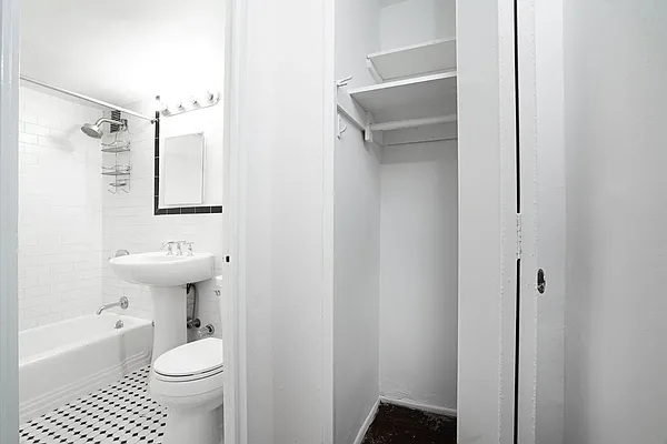 Rented by Waldstar Real Estate LLC | media 11