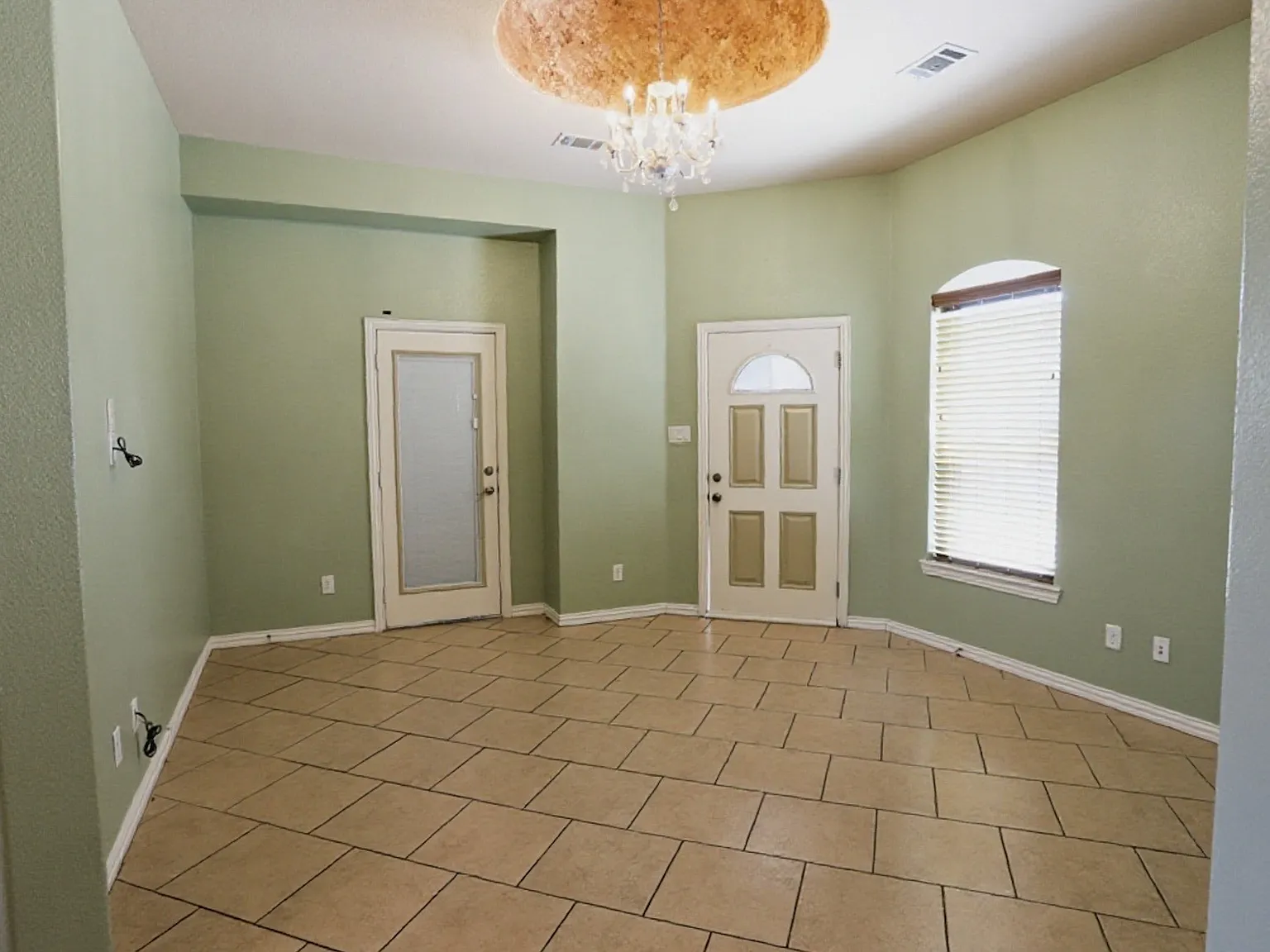 3 bed, 1.5 bath, 1333 sqft, $2,195 — Photo 3