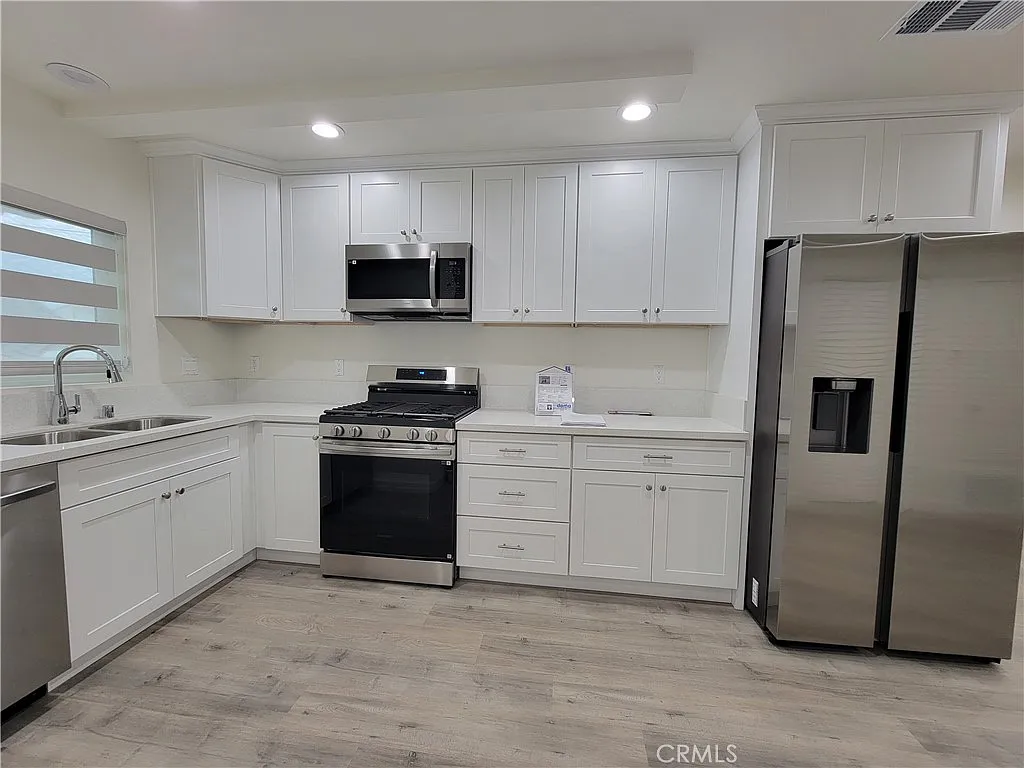 3 bed, 910 sqft, $3,000 — Photo 3