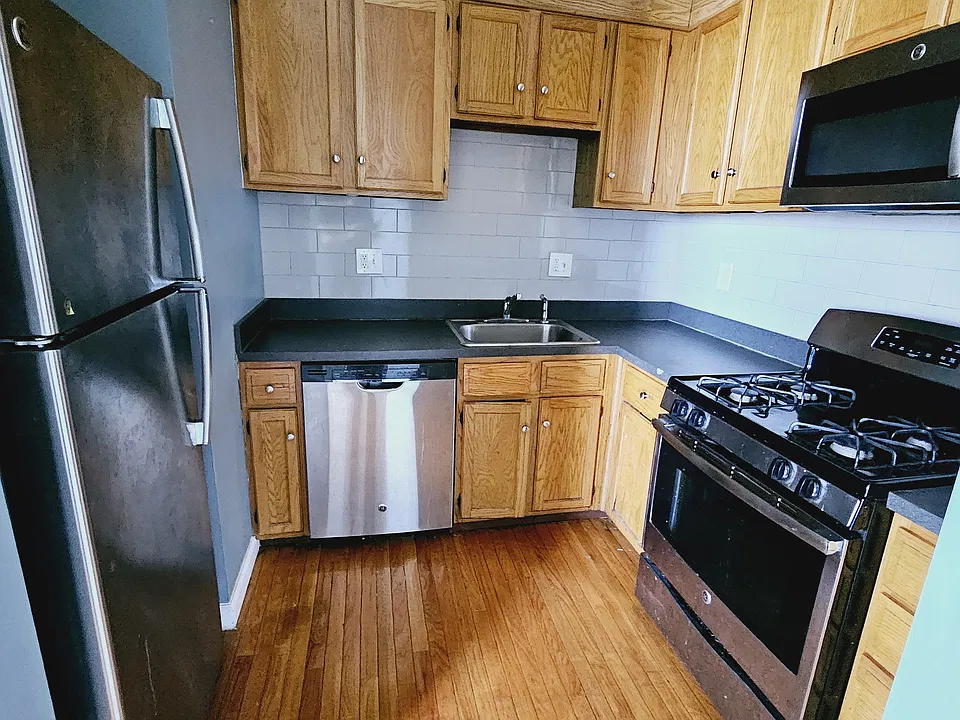 28 E Grand Ave #B01