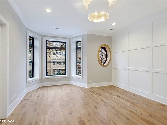4th image of 631 W Wellington Ave Unit 2