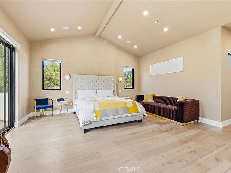 13135 Chandler Blvd — Photo 38