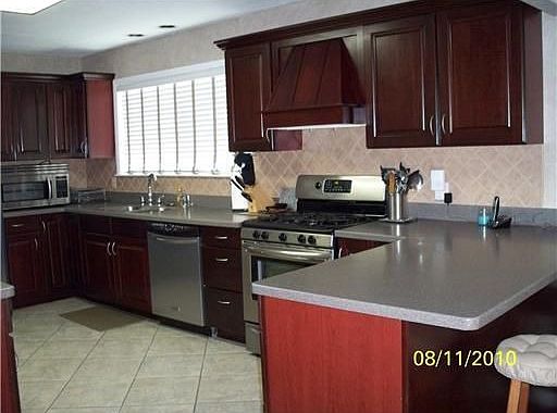 4th image of 421 Glenmeade Ct