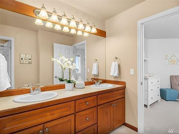5th image of 1648 28th Ave NE