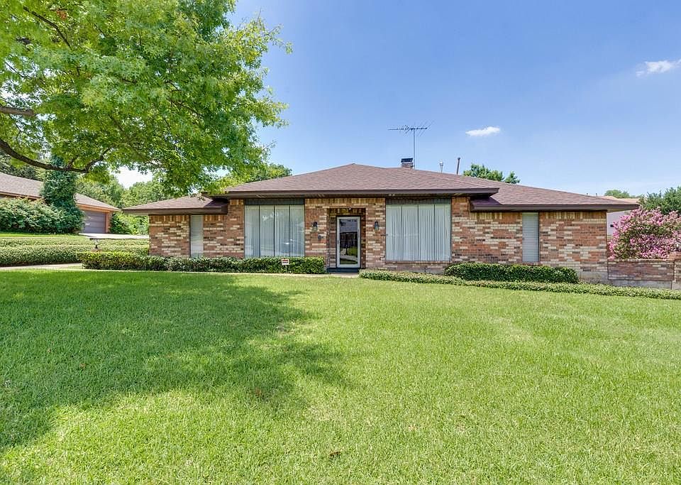 1st image of 4113 Village Green Dr