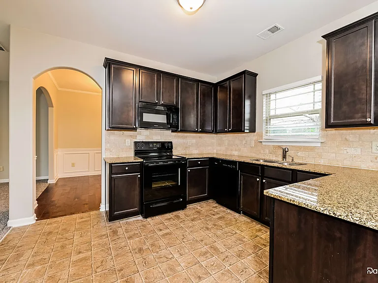 633 Stevens Pl — Photo 2