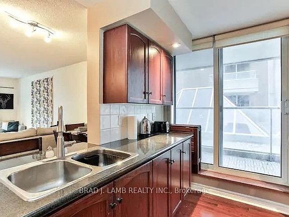 3rd image of 270 Wellington St W #305