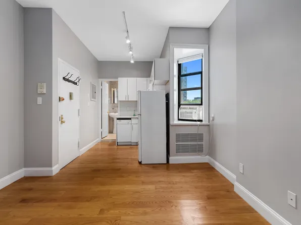 163 Chrystie Street image 1 of 6