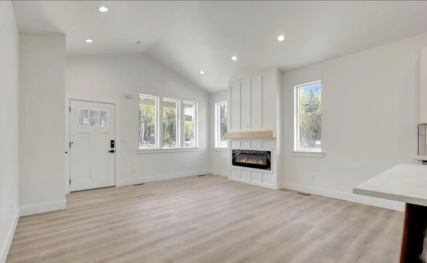2631 N Prospect Dr — Photo 4