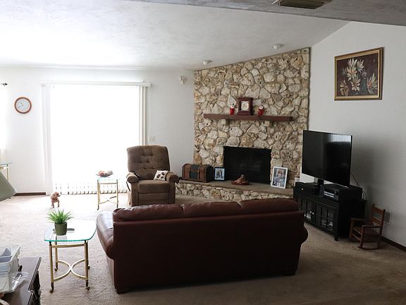 4th image of 949 Bramble Bush Cir W