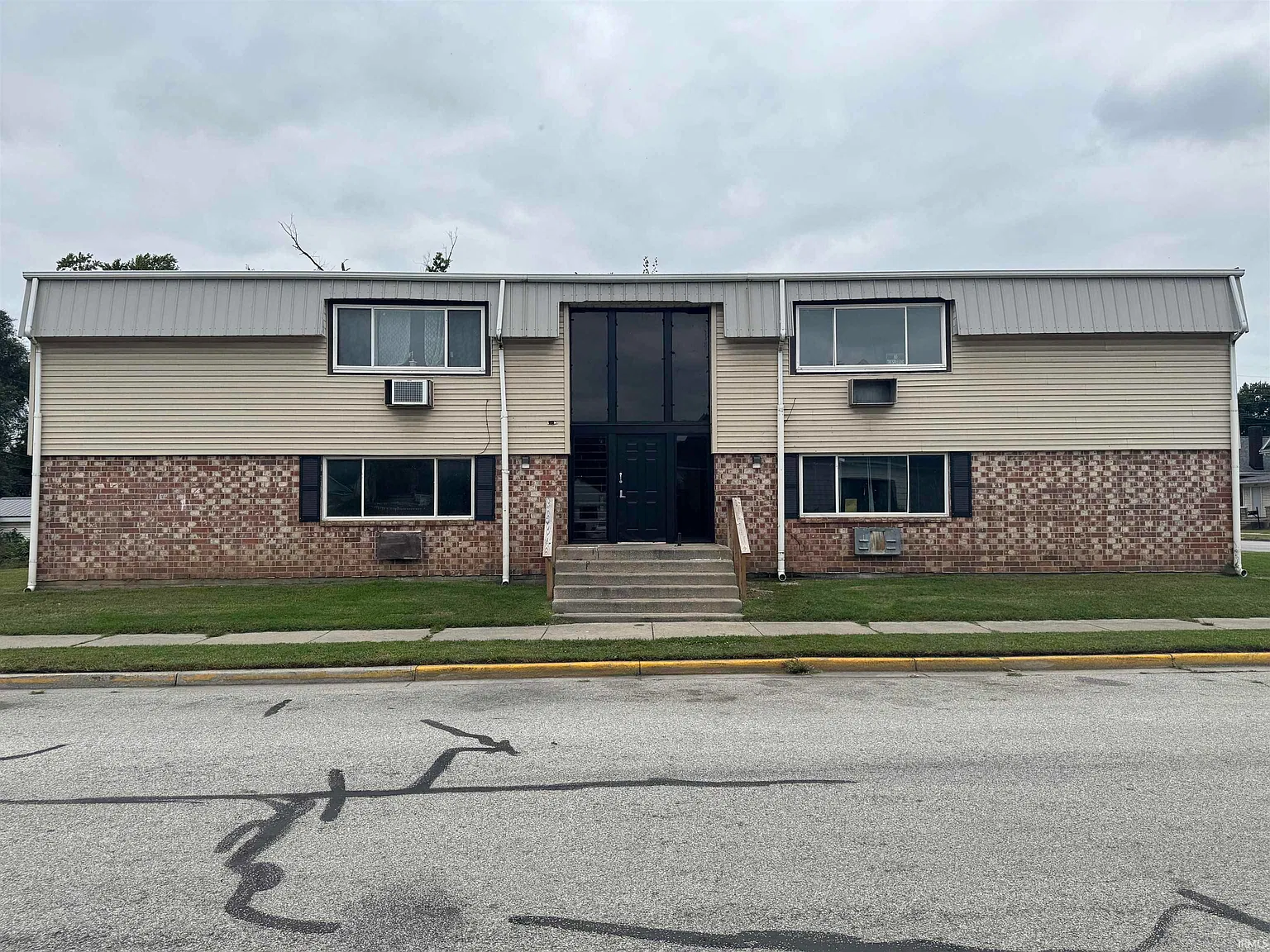 3 bed, 1.0 bath, 915 sqft, $1,195 — Photo 1