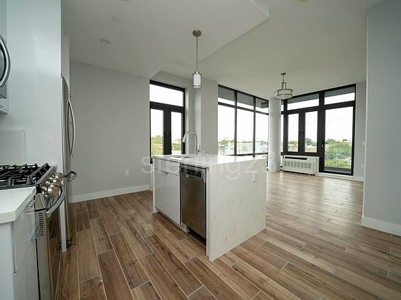 5th image of 3112 24th Ave #5R
